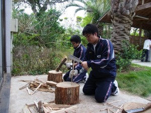 6月　キャンプ　薪割り