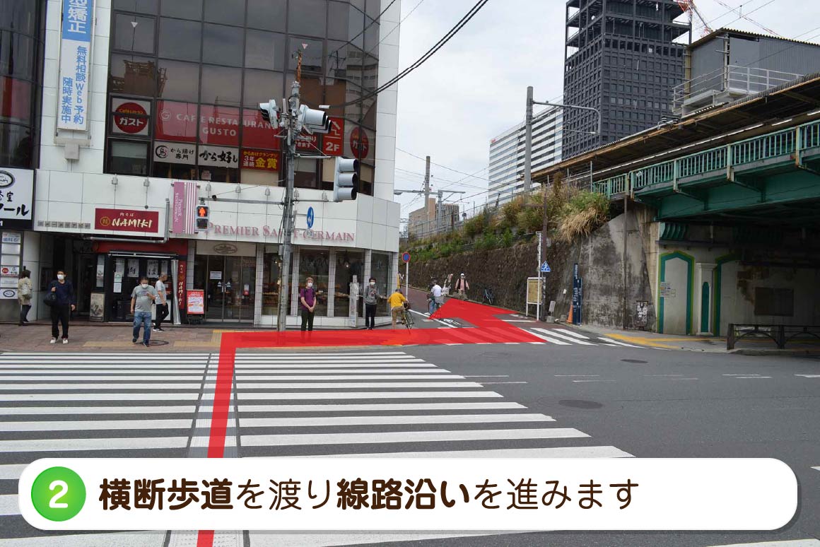 横断歩道を渡線路沿いを進みます。