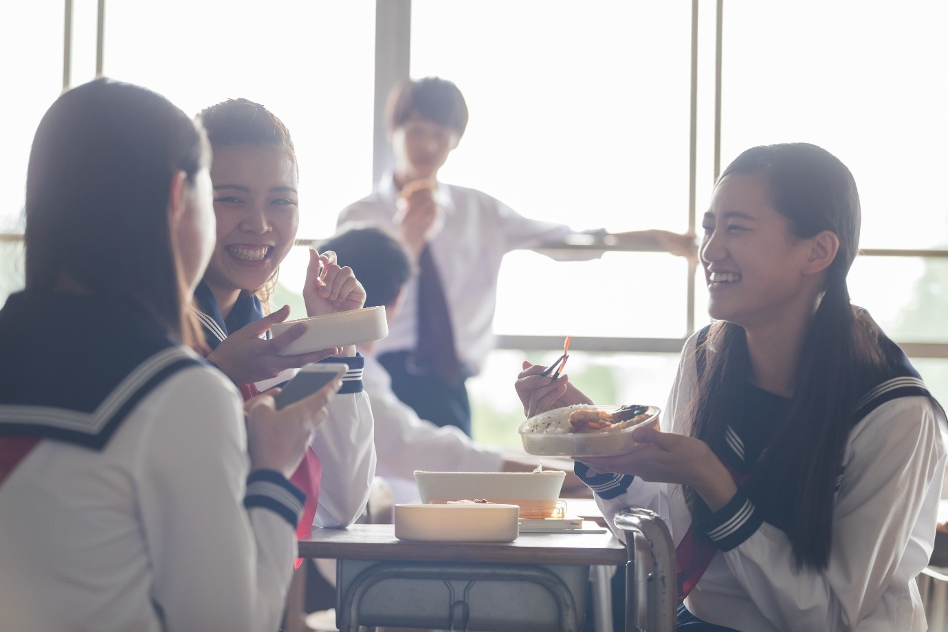 昼食をとる学生